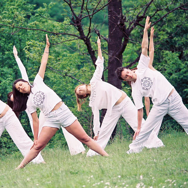 Trikonasana - Postura triunghiului din Yoga Integrală