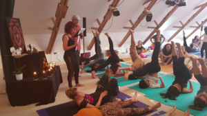 Adina Stoian susținând o conferință în cadrul unei tabere.