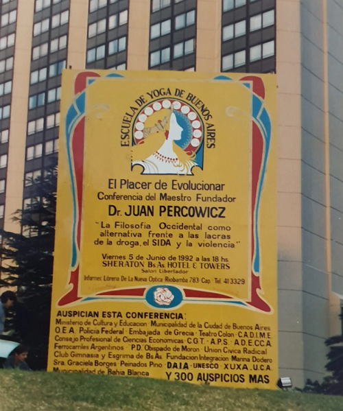 Panou amplasat la intrarea în Hotelul Sheraton pe 5 iunie 1992