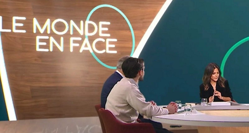 Captură de ecran din „dezbaterea” care a urmat „documentarului”. Numai oponenții Scientologiei și-au prezentat opiniile.